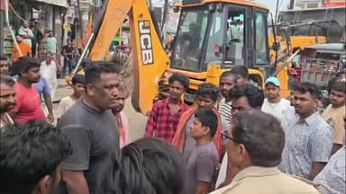 जमुई: महिसौड़ी चौक सहित अन्य इलाकों में अतिक्रमण पर चला बुल्डोजर, हटाई गई अस्थाई दुकानें, दुकानदारों में मचा हड़कंप