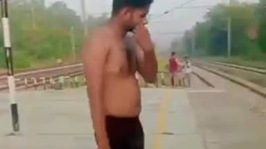 सैदपुर: रीलबाजी के लिए रेलवे स्टेशन पर खड़े इंजन में अर्धनग्न होकर लोको पायलट की सीट पर बैठ गया युवक, वीडियो हुआ वायरल