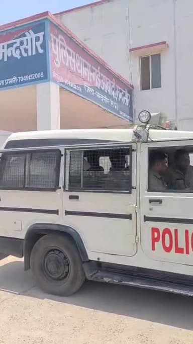 🚔 नशे के कारोबार पर बड़ा प्रहार!
मंदसौर पुलिस ने 20 किलो ब्राउन शुगर के साथ 5 आरोपियों को दबोचा। अंतर्राज्यीय तस्कर गिरो...