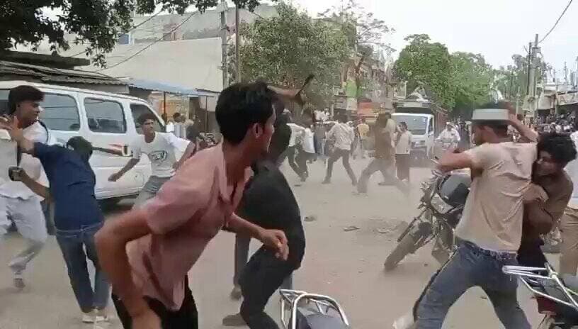 #हापुड़ में दो पक्षों में जमकर मारपीट
दोनों पक्षों में जमकर चले लात घुसे और बेल्ट
मामूली कहानी के बाद बढ़ा विवाद
वी...