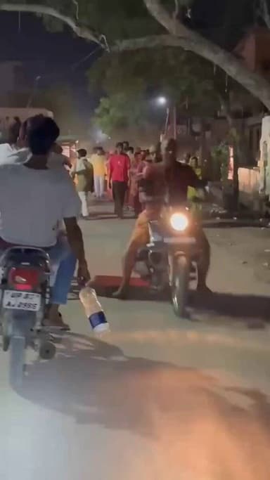#मथुरा: वृंदावन के परिक्रमा मार्ग में मनचलों का आतंक. बाइक सवार युवक ने परिक्रमा कर रही युवती को पानी की बोतल मारी.युवक ...