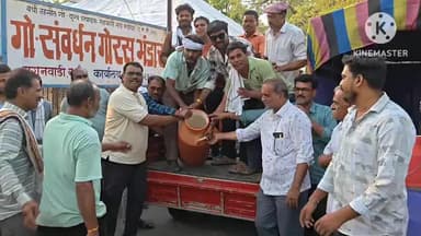वर्धा: वर्ध्यात गोरस भंडारवरील अन्न औषधी प्रशासनाच्या कारवाईनंतर शेतकरी आक्रमक; दूध रस्त्यावर फेकत प्रशासनाविरोधात संताप