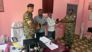 गोबिंदपुर राजनगर: राजनगर थाना पुलिस ने तीन गुम मोबाइल बरामद कर वास्तविक धारकों को सौंपे
