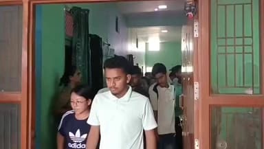 कुशीनगर: नौकरी के नाम पर 453 नेपाली युवक-युवतियों को बनाया बंधक, पुलिस ने कराया मुक्त
#followerseveryone #nirmalupdates ...