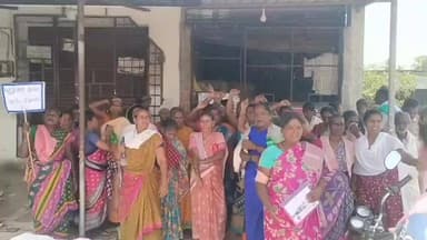செய்யூர்: சித்தாமூர் அருகே டாஸ்மார்க் கடையை அகற்ற வலியுறுத்தி பொதுமக்கள் டாஸ்மார்க் கடை முற்றுகையிட்டு போராட்டத்தில் ஈடுபட்டனர்