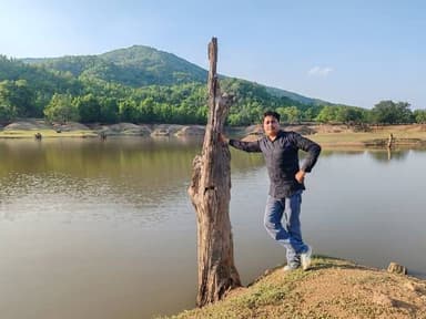 "पहाड़ों की खामोशी और डैम की गहराई एक बात सिखाती है—मंजिल चाहे कितनी भी दूर क्यों न हो, रास्ता बनाना पड़ता है। सूखे पेड़...