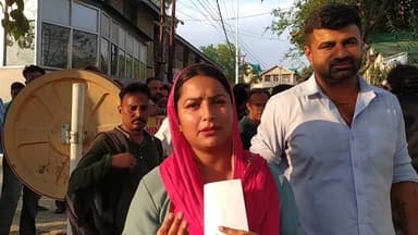जिला: कांगड़ा
ब्लॉक: देहरा
पद: पंचायत समिति सदस्य
वॉर्ड: 6 बढूं #kangra #dehra ।। News123 ।।
विजेता का नाम: नेहा ठाकुर