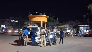 गोड्डा पुलिस अधीक्षक के निर्देश पर महागामा थाना क्षेत्र के केंचुआ चौक पर चलाया गया वाहन चैकिंग अभियान।@