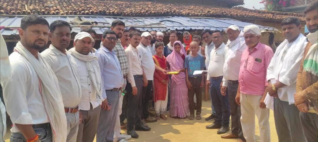 मनरेगा कर्मियों ने दिवंगत रोजगार सेवक ललन प्रजापति के परिवार को दिए 1.31 लाख की सहायता