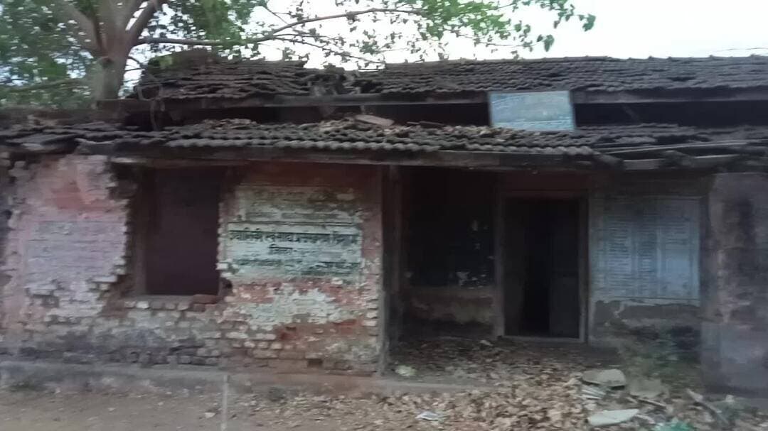 खिरकिया: ब्लॉक के ग्राम पंचायत खमलाय जजर पुरानी खंडहर हो गई है जिम्मेदार अधिकारी नहीं दे रहे ध्यान।