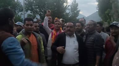 भाजपा समर्थित उम्मीदवार सुनीता नेगी के जिला परिषद सदस्य पद जीतने पर भाजपा कार्यकर्ता जश्न मनाते हुए