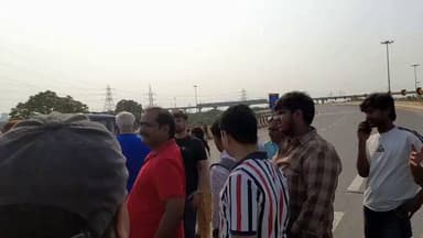 नोएडा,ग्रेटर नोएडा कट यमुना एक्सप्रेसवे जाम की स्थिति
किसी वीवीआई मुमेंट के कारण हजारों गाड़िया जाम में फंसे
जाम में फ...