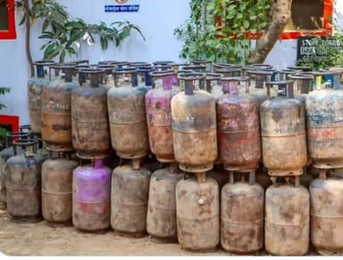 #LPG_Price_Today
सुबह-सुबह लोगों को महंगाई का लगा झटका, 42 रुपये महंगा हुआ एलपीजी सिलेंडर,चेक करें नए रेट
संगरिया की आवा...