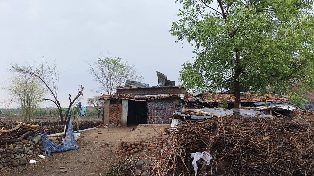 Aaj aandi tufhan ke karan ghar ke chadar ud Gye gav Tolkheda
