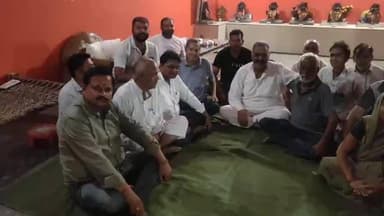 धनौरा: गजरौला मोहल्ला लक्ष्मी नगर में बन रही कमर्शियल दुकान से रास्ता बंद, लोग परेशान, पलायन की दी चेतावनी