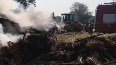 देवघर: कुंडा थाना क्षेत्र में एयरपोर्ट के पास पुवाल के ढेर में लगी आग, जलकर खाक