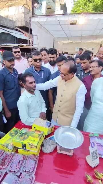 केंद्रीय कृषि मंत्री शिवराज सिंह चौहान जब सब्जी के ठेले पर पहुंचे