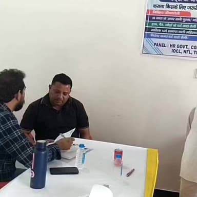 बापौली के कमल सदन में निशुल्क निशुल्क हड्डी रोग का कैंप लगाया गया कैंप का आयोजन समाजसेवी विनोद रावल ने किया हड्डी रोग वि...