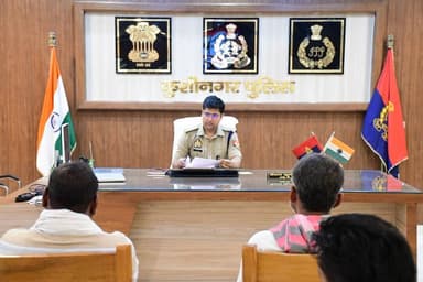 पुलिस अधीक्षक कुशीनगर श्री केशव कुमार द्वारा पुलिस कार्यालय में आये आवेदकों की समस्याओ को विस्तारपूर्वक सुनकर न्याय का भ...