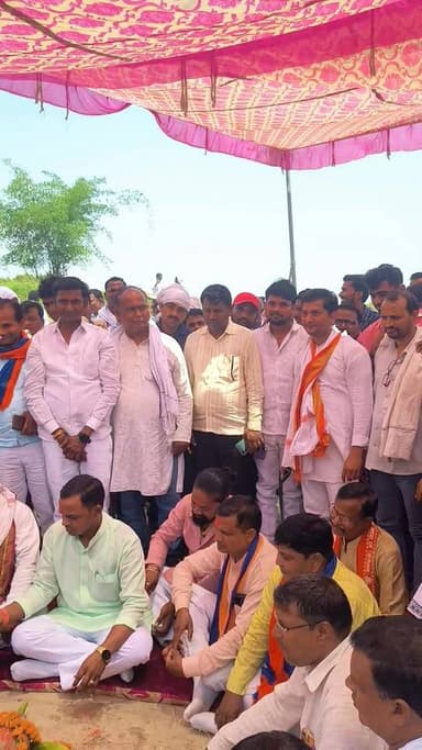 वाराणसी के भतसार वरुणा महादेवा घाट पर भूमि पूजन करते
#वाराणसीन्यूज #लेटेस्टअपडेट #LetestUpdate विधायक रोहनिया डा.सुनील ...