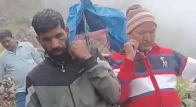पोखरी: मालकोटी के ग्रामीणों ने बीमार महिला को डंडी के सहारे चार किलोमीटर पैदल सड़क तक पहुंचाया