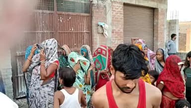 कालपी: कदौरा थाना क्षेत्र के बबीना गांव में नई शराब दुकान के विरोध में महिलाओं ने किया प्रदर्शन, बस्ती से दूर दुकान खोलने की मांग