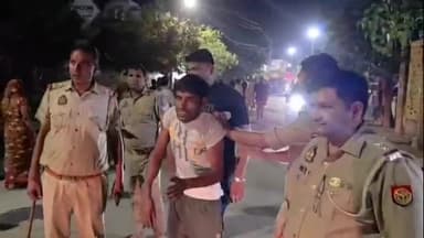 मथुरा: वृंदावन की परिक्रमा कर रही युवती से छेड़खानी करने वाले मनचले की गिरफ्तारी के बाद बदली चाल, माथा टेककर मांग रहा माफी