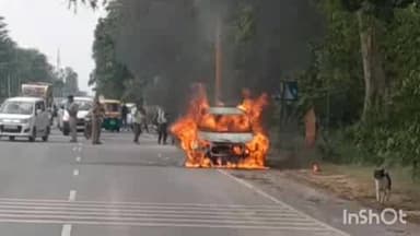 लखीमपुर: सुनसी मोड़ पर चलते-चलते कार बनी आग का गोला, लखीमपुर सीतापुर नेशनल हाईवे पर मची अफरा-तफरी, मौके पर भारी पुलिस फोर्स तैनात