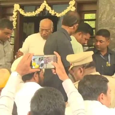 ಕಲಬುರಗಿ: 'ಸಚಿವ ಸಂಪುಟ ರಚನೆ ಹಿನ್ನಲೆಯಲ್ಲಿ ಕಲಬುರಗಿಯಿಂದ ದಿಢೀರ್ ದೆಹಲಿಗೆ ತೆರಳಿದ ಎಐಸಿಸಿ ಅಧ್ಯಕ್ಷ ಮಲ್ಲಿಕಾರ್ಜುನ ಖರ್ಗೆ'