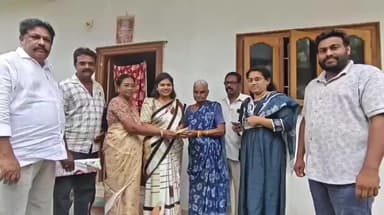 రాజోలు మండలంలో ఎన్టీఆర్ భరోసా పెన్షన్ల పంపిణీలో పాల్గొన్న టీడీపీ రాష్ట్ర అధికార ప్రతినిధి గొల్లపల్లి అమూల్య