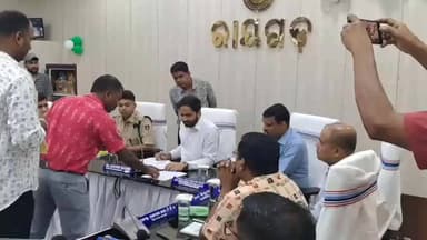 ରାୟଗଡା: ସ୍ଥାନିୟ ଜିଲ୍ଲା ପରିଷଦ ସଭାଗୃହ ପରିସରରେ ରାୟଗଡ଼ା ଜିଲ୍ଲାପାଳ ଙ୍କ ଅଭିଯୋଗ ଶୁଣାଣି ଶିବିର ଅନୁଷ୍ଠିତ,୬୫ଟି ଅଭିଯୋଗ ଶୁଣିଲେ ଜିଲ୍ଲାପାଳ