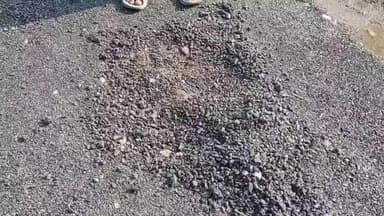 नौगावां सादात: नौगांवा क्षेत्र में दो दिन पहले बनी सड़क उखड़नी शुरू, ग्रामीणों ने घटिया सामग्री लगाने का लगाया आरोप