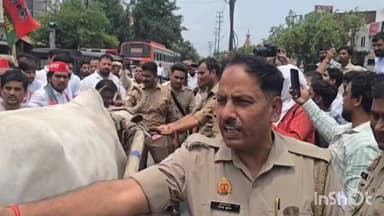 हापुड़: हापुड़ तहसील चौराहे से कलेक्ट्रेट परिसर तक महंगाई के विरोध में सपा कार्यकर्ताओं ने बैलगाड़ी लेकर किया प्रदर्शन