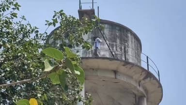 गोंडा के कमिश्नर कार्यालय परिसर में उस समय हड़कंप मच गया जब एक अधिवक्ता संजय दुबे अपने भाई के साथ पानी की टंकी पर चढ़ गए...