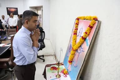 कलेक्टर श्री प्रियंक मिश्रा की उपस्थिति में आज भोपाल कलेक्ट्रेट कार्यालय सभाकक्ष में जून माह के प्रथम शासकीय दिवस के अवस...