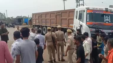 तिलहर: नगर के पूर्वी तिराहे के पास बस की साइड से ट्रक अनियंत्रित होकर डिवाइडर तोड़ते हुए दूसरी साइड में पहुंचा