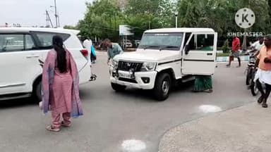 கரூர்: அரசு வாகனங்கள் ஒன்றோடு ஒன்று மோதிக் கொண்டதால் பரபரப்பு