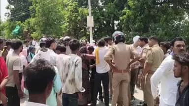 करछना: करमा पुलिस चौकी के पास अनियंत्रित डंफर की चपेट में आने से बाइक सवार महिला की मौत, बेटा घायल