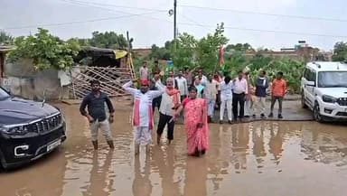 तिर्वा: तिर्वा कोतवाली के बाहर जलभराव के विरोध में सपा नेताओं ने पानी में बैठकर किया प्रदर्शन, जताया विरोध