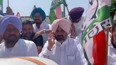 ਬਰਨਾਲਾ: ਪੈਟਰੋਲ ਡੀਜ਼ਲ ਦੀ ਆ ਕੀਮਤਾਂ ਤੇ ਵੱਧਦੀ ਮਹਿੰਗਾਈ ਨੂੰ ਲੈ ਕੇ ਖੱਚਰ ਰੇੜੇ ਤੇ ਸਵਾਰ ਹੋ ਕਾਂਗਰਸ ਵੱਲੋਂ ਰੇਲਵੇ ਸਟੇਸ਼ਨ ਤੇ ਰੋਸ ਪ੍ਰਦਰਸ਼ਨ