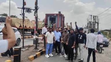 હાલોલ: હાલોલ-વડોદરા ટોલ રોડ પર ભારે હોબાળો, સર્વિસ રોડ બેરિકેટ કરાતા ટ્રાન્સપોર્ટરોનો ઉગ્ર વિરોધ
