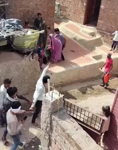 कालपी: कदौरा थाना क्षेत्र के चंदरसी गांव में दबंगों ने दंपति पर किया जानलेवा हमला, मारपीट का वीडियो सोशल मीडिया पर हुआ वायरल