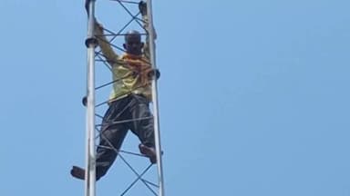 गाज़ीपुर: टॉवर ड्रामा: कलेक्ट्रेट के वायरलेस टावर पर चढ़ा परेशान युवक, जमीन विवाद में न्याय की मांग, मौके पर अधिकारियों की मौजूदगी