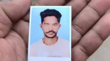 இராமநாதபுரம்: மங்களூர் கடலில் மீன்பிடிக்க சென்று கடலில் விழுந்த மாயமான மீனவரின் உடலை மீட்டுத் தர ஆட்சியரகத்தில் கண்ணீருடன் கோரிக்கை