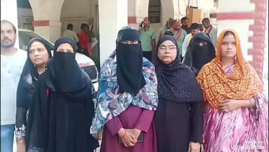 मिर्ज़ापुर: आवास पर नोटिस चस्पा होने पर किराए पर रह रही महिलाएं कलेक्ट्रेट पहुंची, दम से कहा आवास किया जाए आवंटित