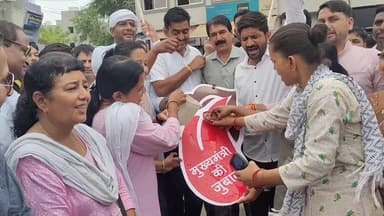 मंदसौर: जीतू पटवारी पर टिप्पणी के विरोध में कांग्रेस का प्रदर्शन, मुख्यमंत्री की 'जुबान' को पानी से धोकर जताया आक्रोश