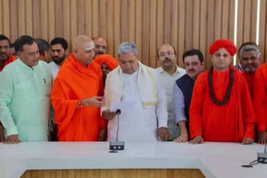ಬೆಂಗಳೂರು ಪೂರ್ವ: ನಗರದ ಗೃಹ ಕಚೇರಿ ಕೃಷ್ಣದಲ್ಲಿ ವಿವಿಧ ಮಠಾಧೀಶರೊಂದಿಗೆ ಸಭೆ ನಡೆಸಿದ ನಿರ್ಗಮಿತ ಮುಖ್ಯಮಂತ್ರಿ ಸಿದ್ದರಾಮಯ್ಯ