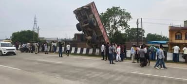 कैमूर जिले के कुदरा में टायर फटने से फ्लाईओवर पर लटकी ट्रक,बड़ा हादसा टला...