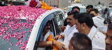 बिहार सरकार के खाद्य एवं उपभोक्ता संरक्षण मंत्री अशोक चौधरी का मोहनिया में कार्यकर्ताओं ने किया स्वागत....