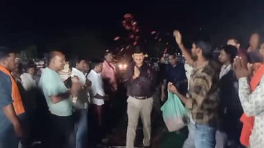 गुना गुलाब गुनिया, देखेगी दुनिया,,
खेत में मेड, और मेड पर पेड़,,
यातायात नियमों का पालन करें, और अपनी जान की सुरक्षा के...
